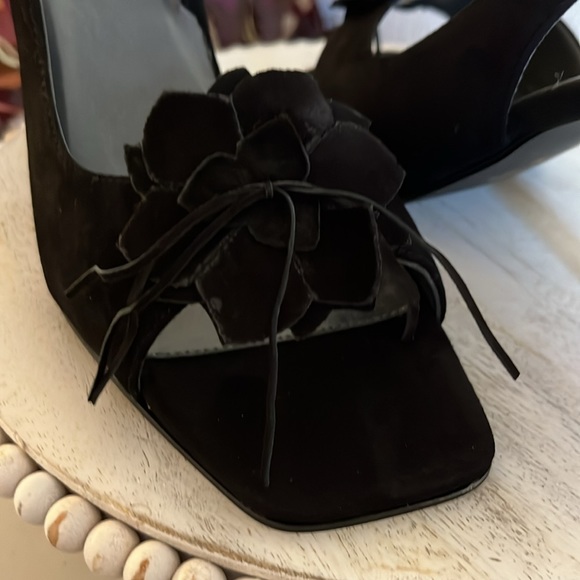 Apostrophe sueded fabric dress heel with flower detail - Picture 8 of 8